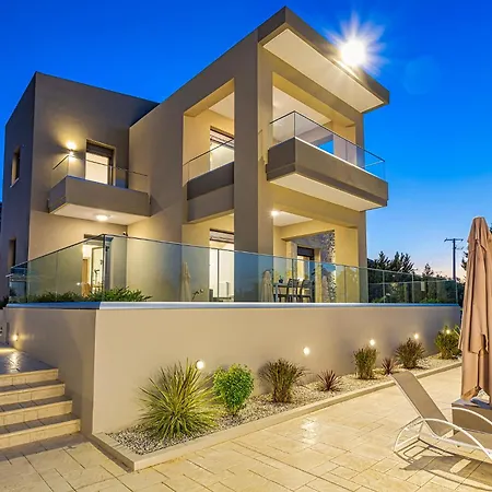Chris With Private Ecologic Pool And Kid's Playground! Apartment *