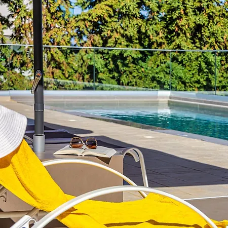 Chris With Private Ecologic Pool And Kid's Playground! Apartment