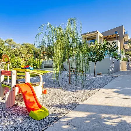 Chris With Private Ecologic Pool And Kid's Playground! Apartment